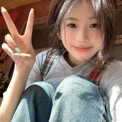 玻璃橱窗中的姑娘
